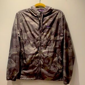 Men’s Patagonia grey camo stretch windbreaker jacket